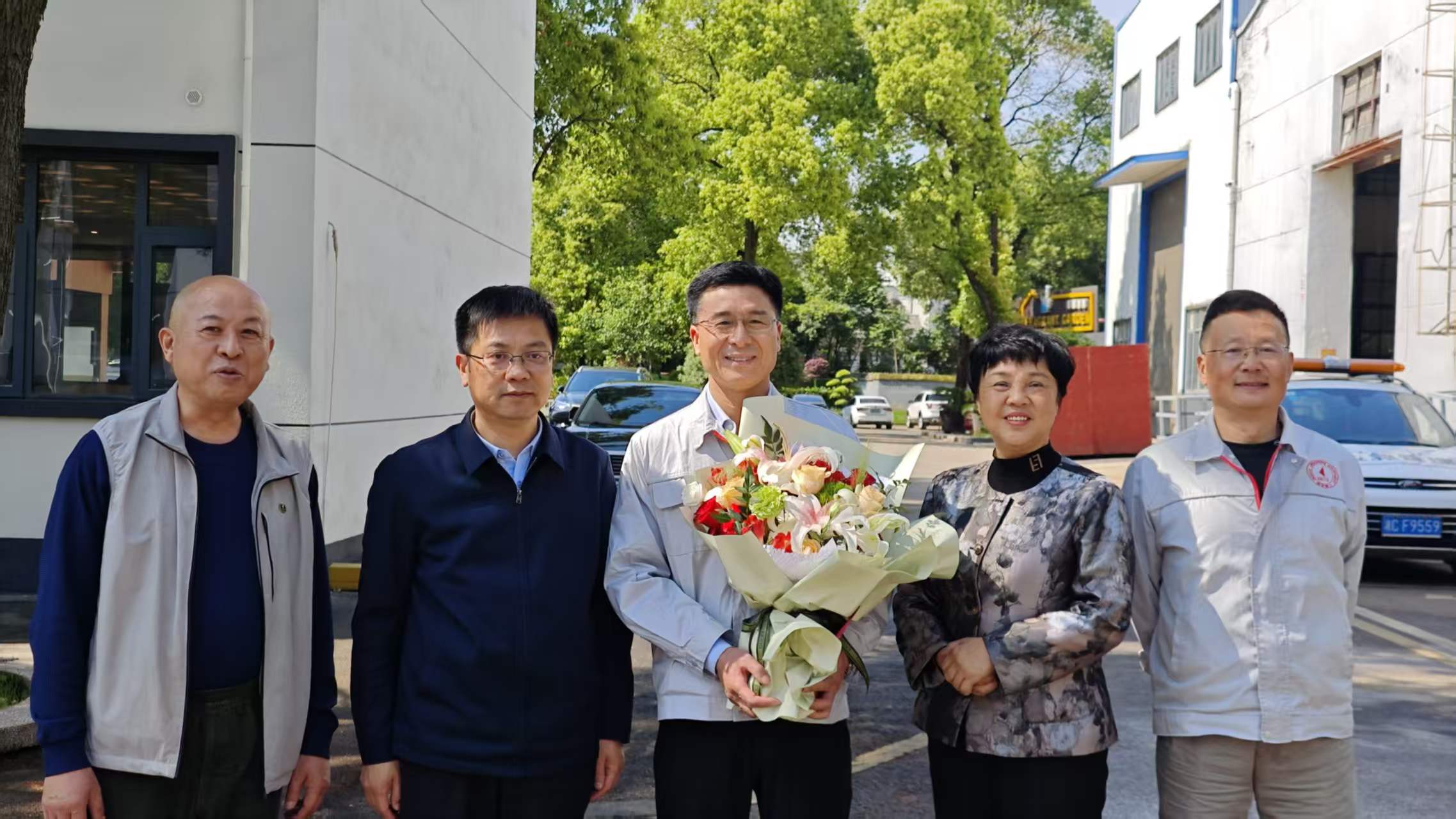 雨湖区区委书记陈小平一行走访乐动平台,乐动（中国）
公司